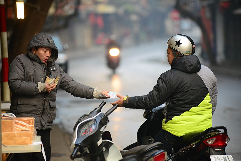 Người dân Thủ đô mua muối lấy may ngày mùng 1 Tết ảnh 9